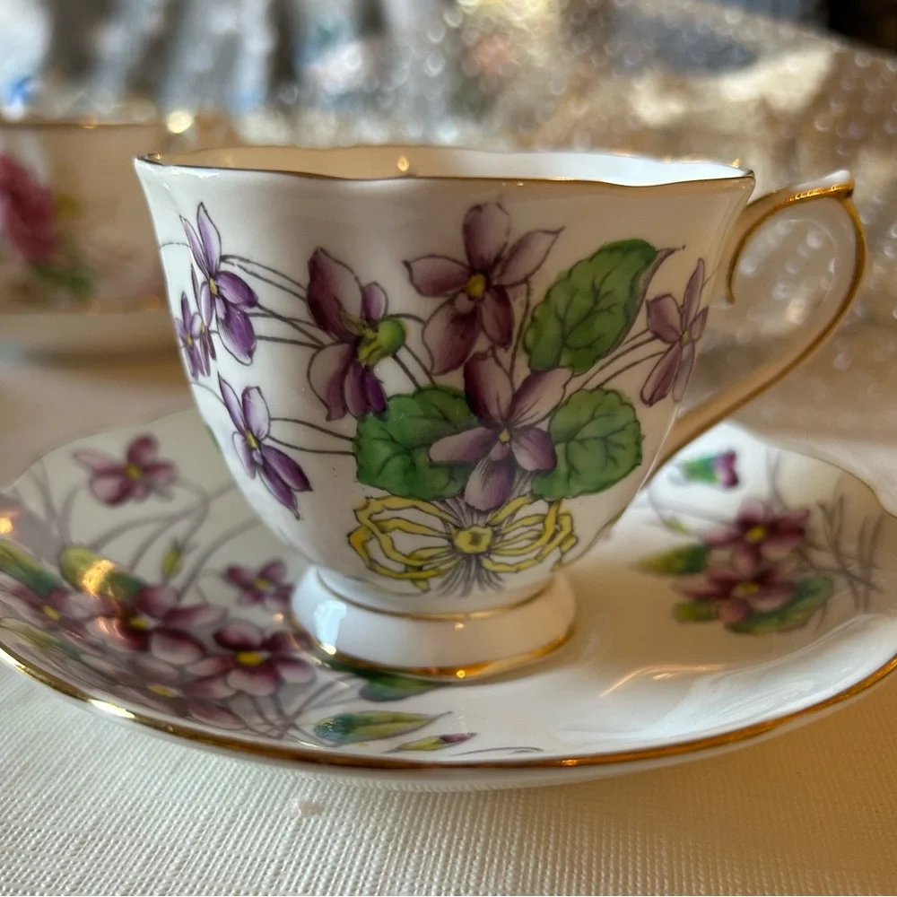 Royal Albert. Bone china. Flower of the month Violet no 2. - Picture 1 of 8